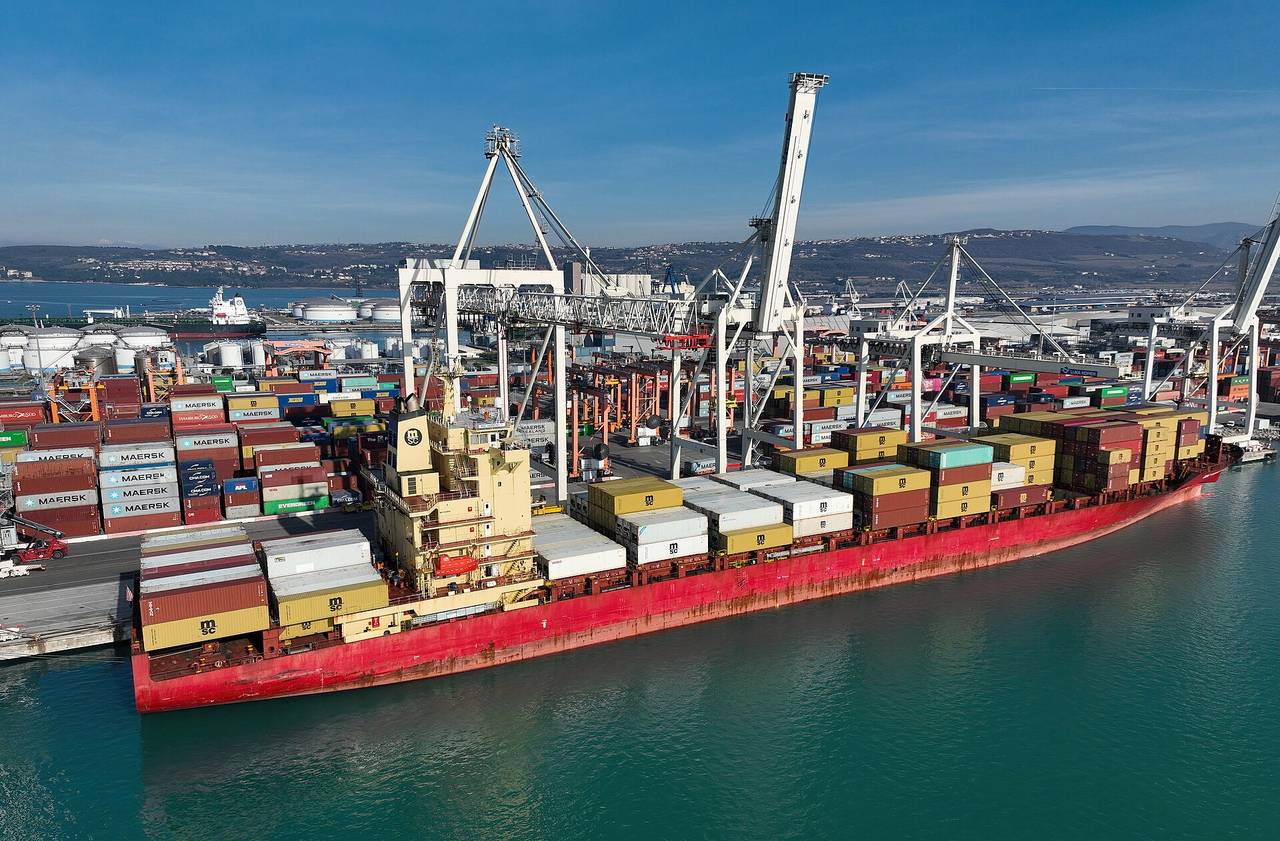 Container ship alongside cranes